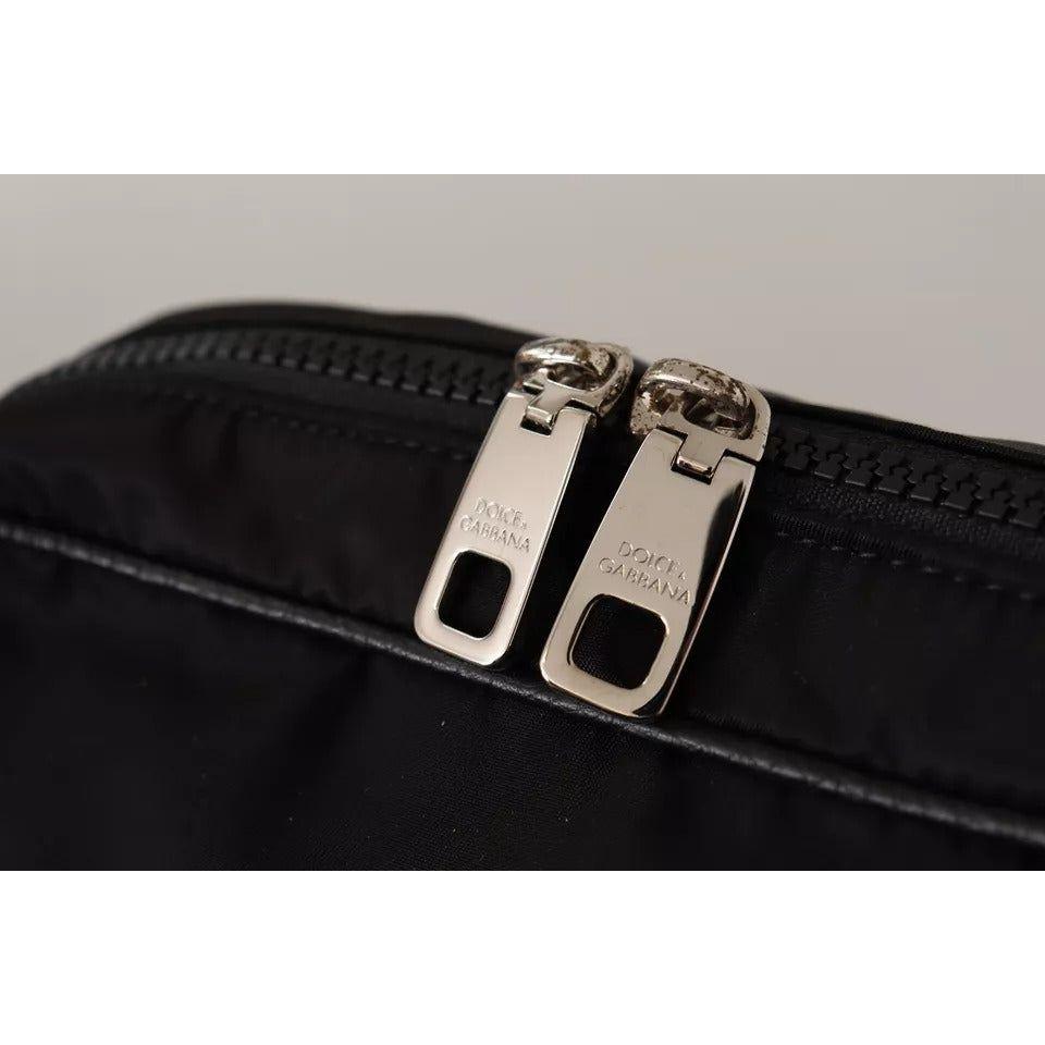 حقيبة كروس بودي من دولتشي آند غابانا مصنوعة من جلد النايلون الأسود ومزينة بشعار DG