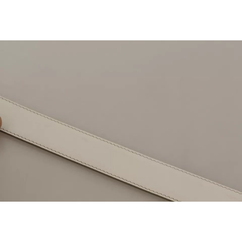 حزام دولتشي آند غابانا المصنوع من الجلد الأبيض والمزين بشعار ذهبي ومشبك معدني