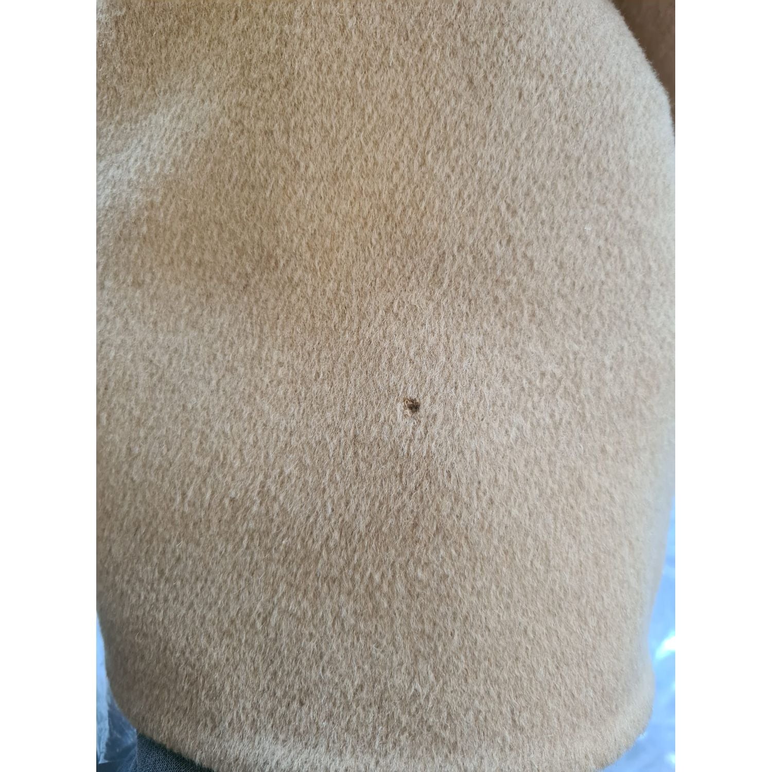 معطف دولتشي آند غابانا الفاخر ذو الياقة المصنوعة من صوف الأغنام باللون البيج