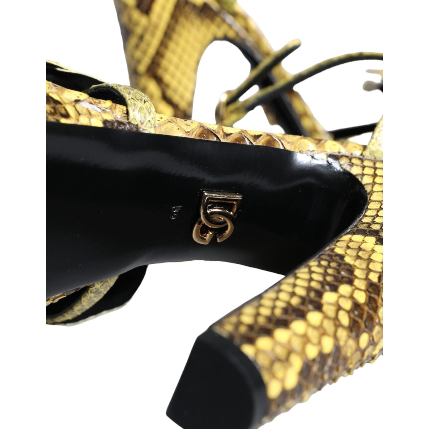 صندل بكعب عال من الجلد الأصفر من دولتشي آند غابانا مع رباط للكاحل