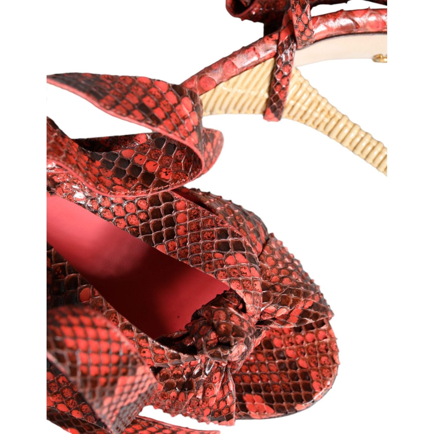 حذاء صندل من الجلد الطبيعي المرجاني من دولتشي آند غابانا بكعب عالٍ