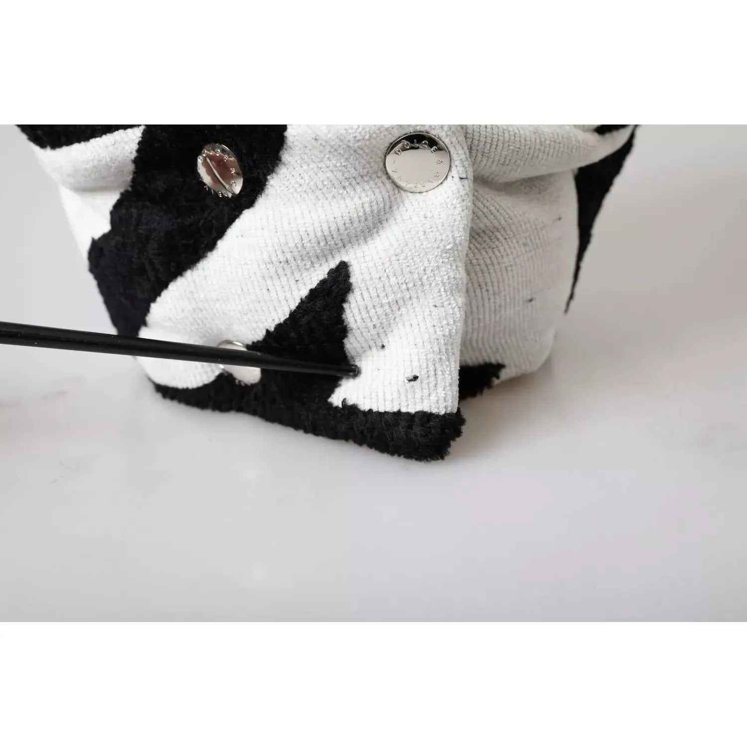 قبعة دولتشي آند غابانا من الصوف باللونين الأبيض والأسود لتغطية الرأس بالكامل