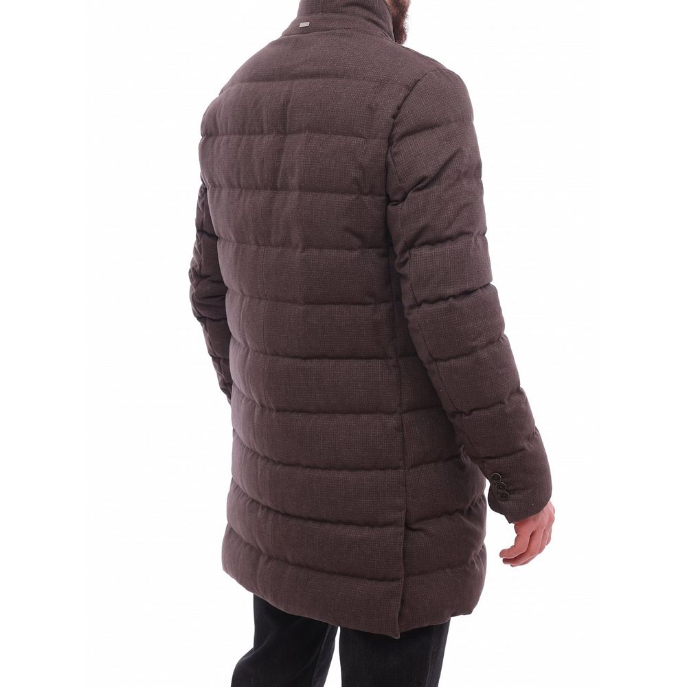 Front view with bag zipped and handles upright.