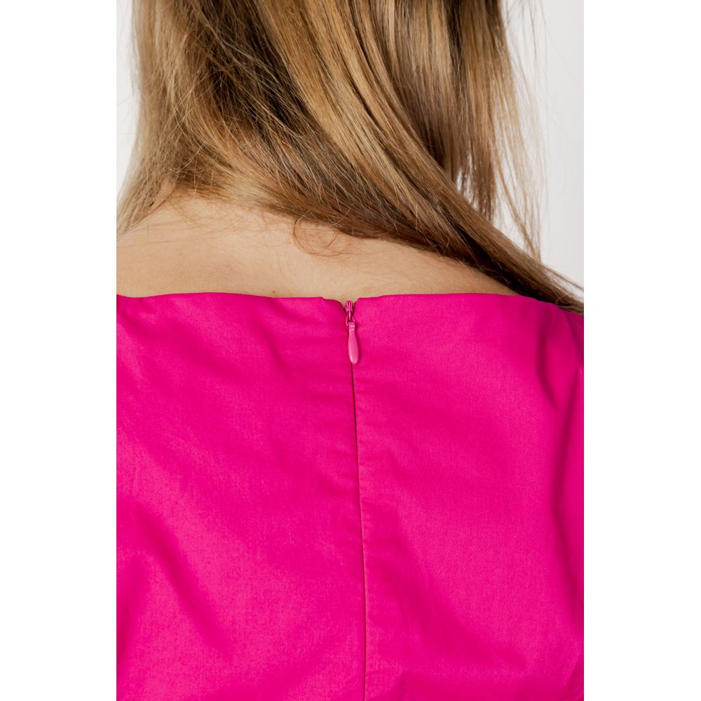 Front view with bag zipped and handles upright.