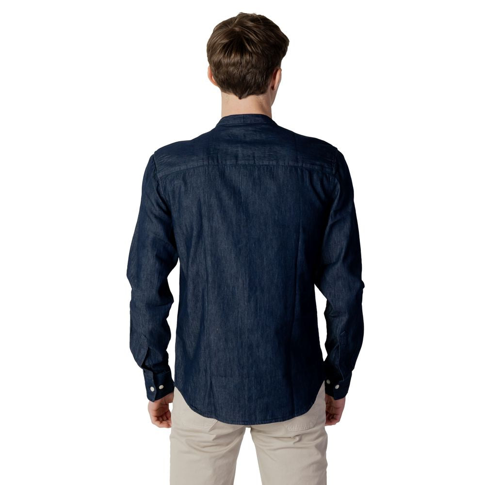 Front view with bag zipped and handles upright.