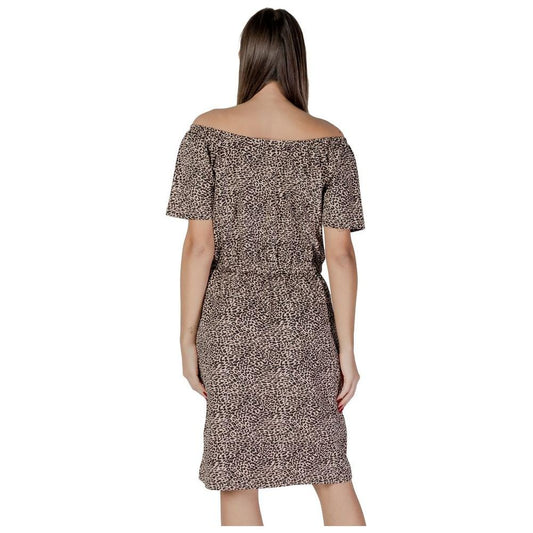 Back view of B.Young beige cotton dress with spring/summer design, featuring 95% cotton and 5% elastane composition.