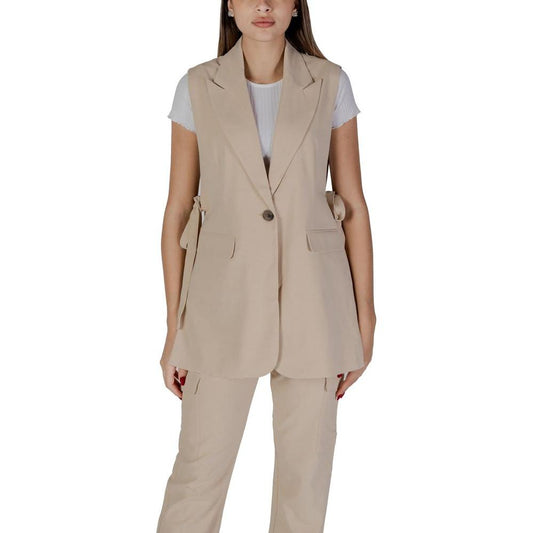 Model wearing B.Young beige polyester vest from the spring/summer collection, women's jackets and tailleurs, featuring a stylish design.