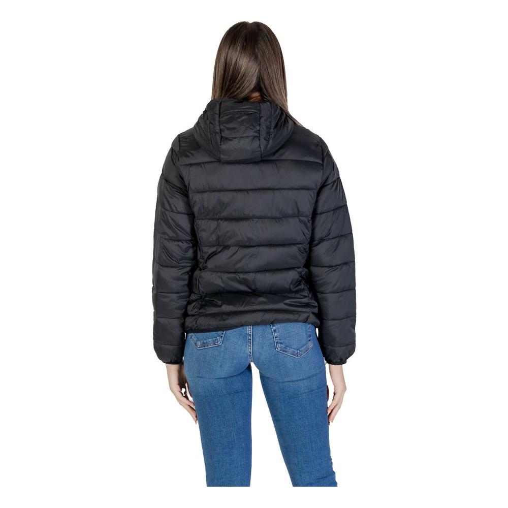 Front view with bag zipped and handles upright.