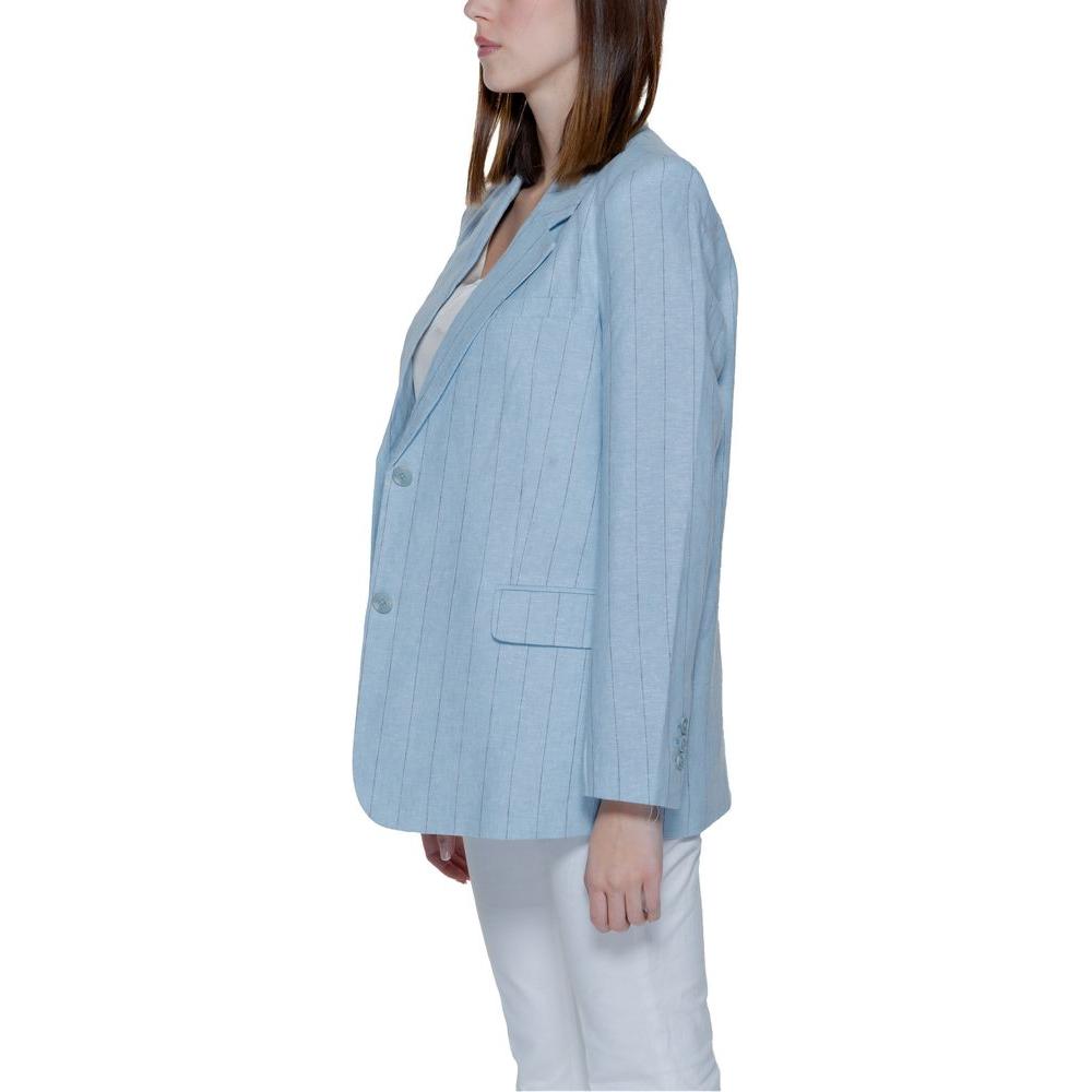 Front view with bag zipped and handles upright.