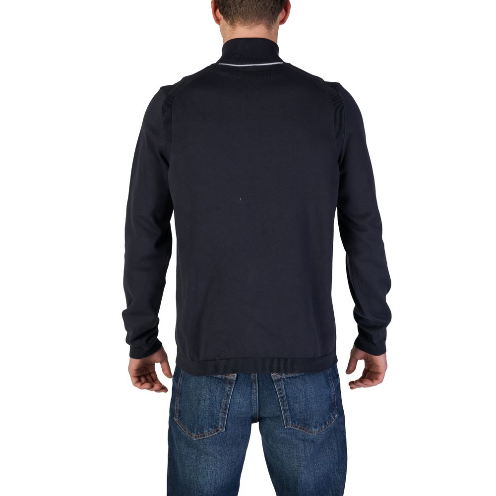 Front view with bag zipped and handles upright.