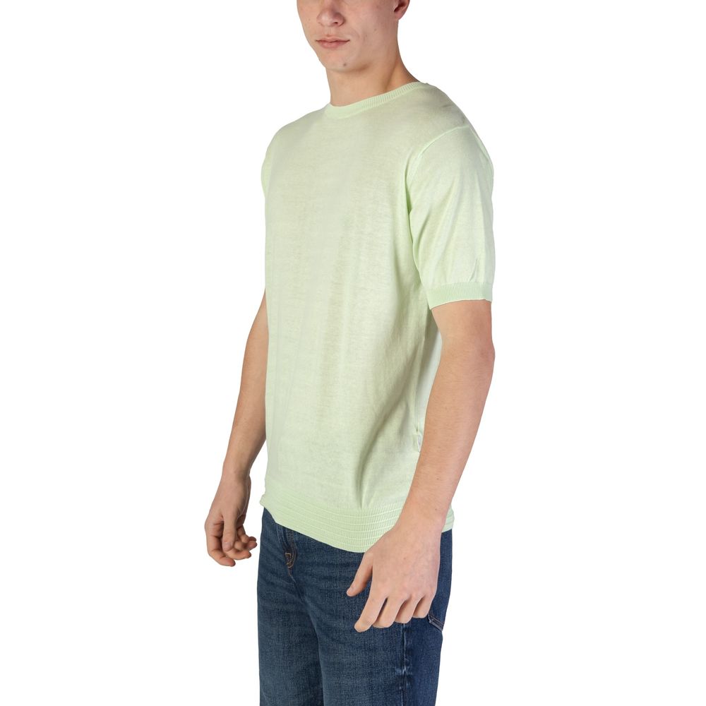 Front view with bag zipped and handles upright.