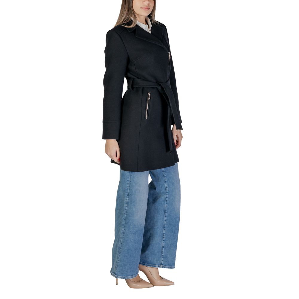 Front view with bag zipped and handles upright.