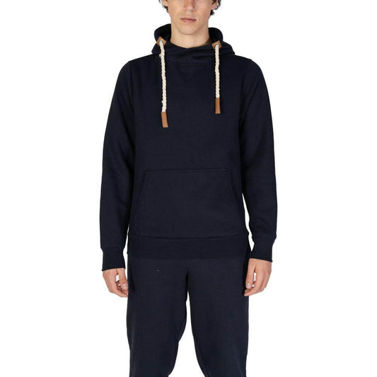 Man wearing Hydra Clothing blue cotton sweater, part of the men's fall/winter collection, with a mix of 60% cotton and 40% polyester.