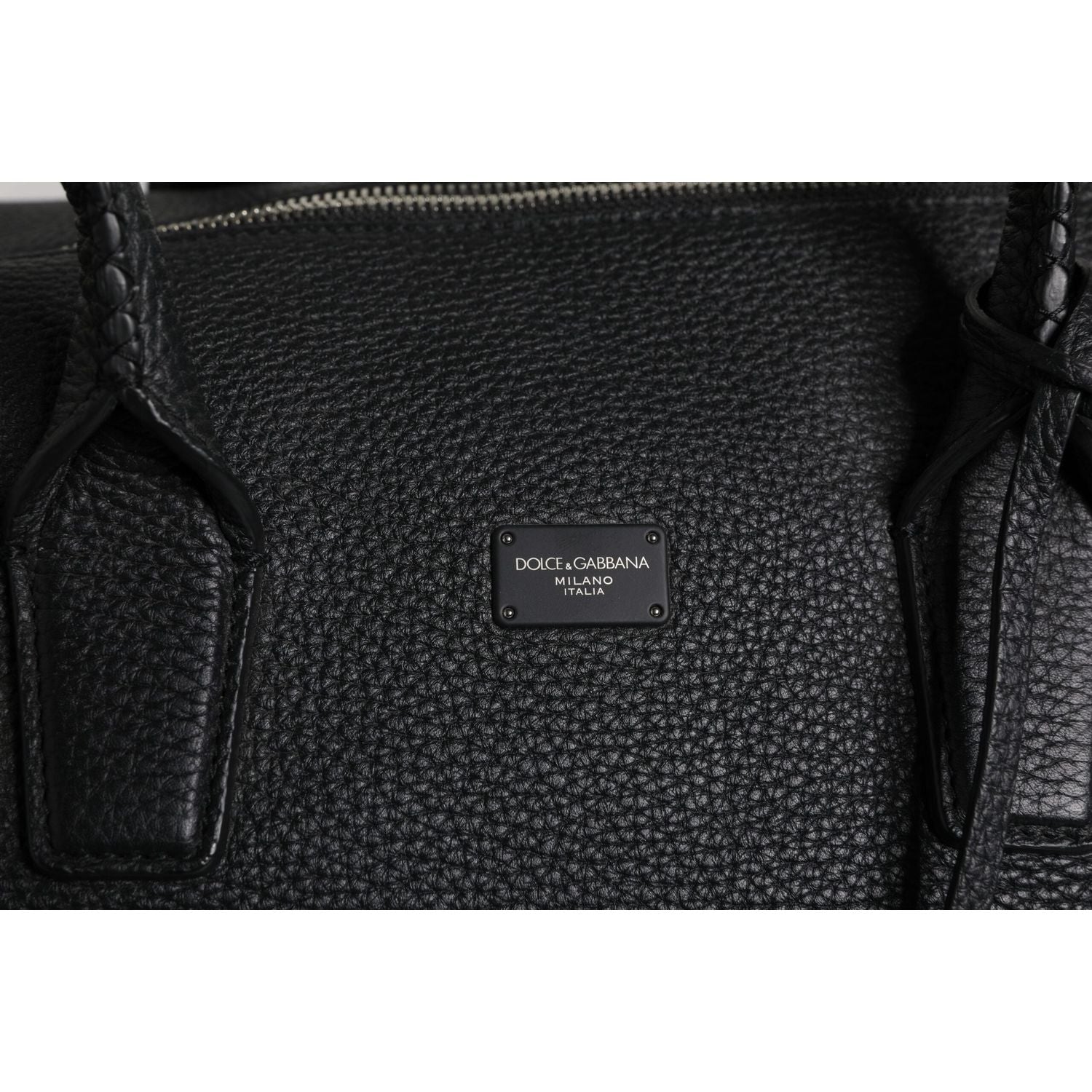 Front view with bag zipped and handles upright.