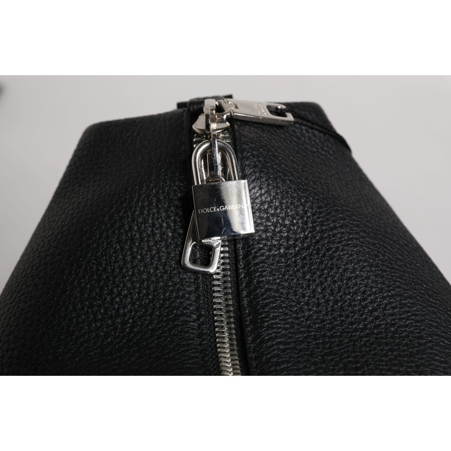 Front view with bag zipped and handles upright.