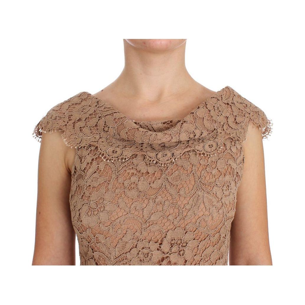 فستان ماكسي أنيق من الدانتيل باللون الوردي من دولتشي آند غابانا