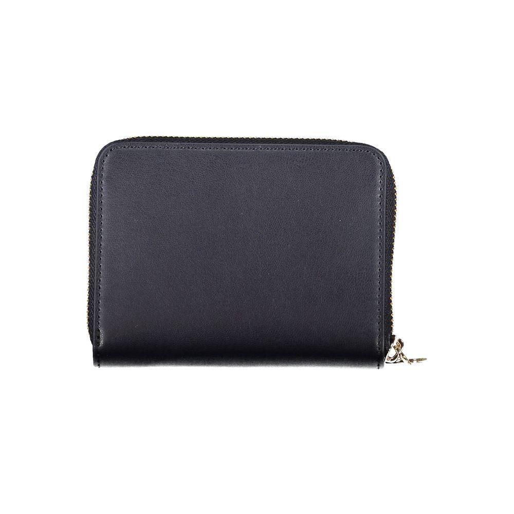 Front view with bag zipped and handles upright.