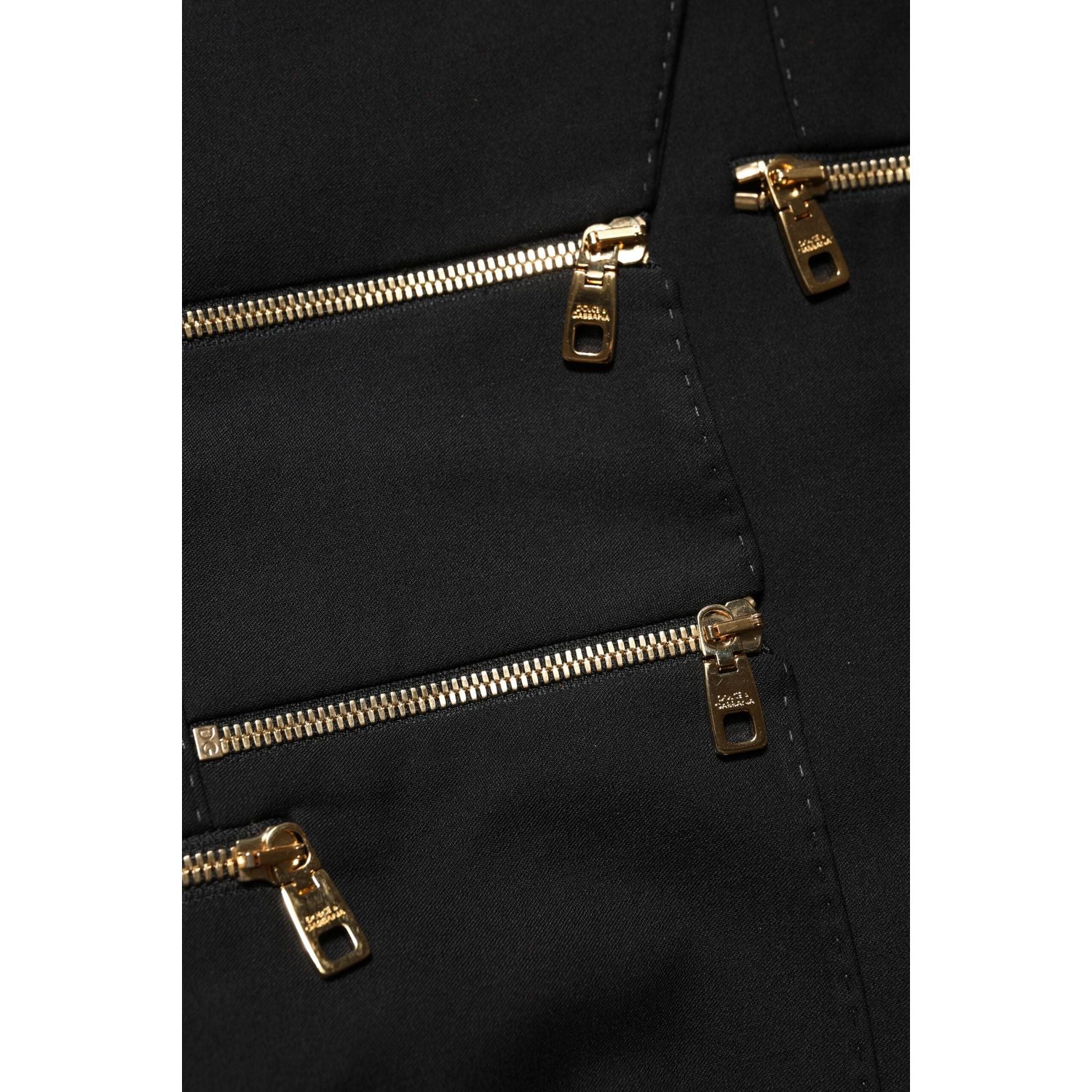 Front view with bag zipped and handles upright.