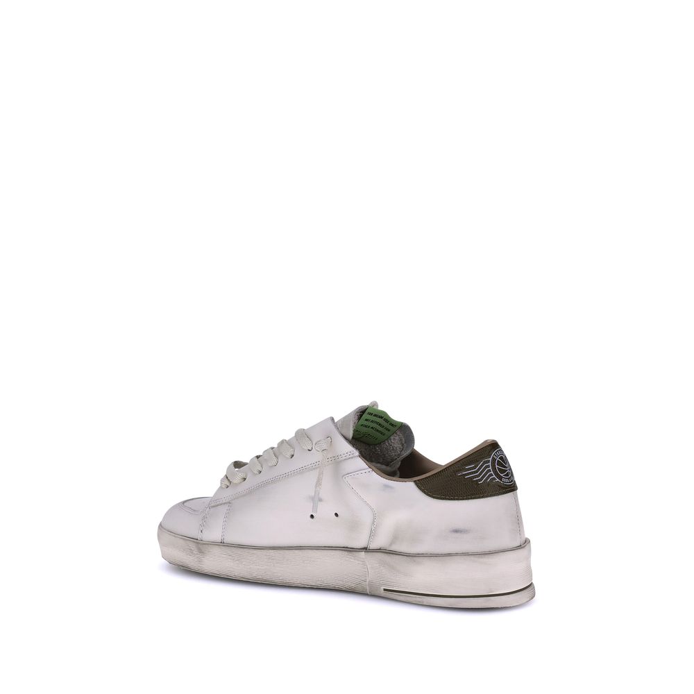 Golden Goose White Calf Leather Bos Taurus Low Top Sneakers with vintage effect and iconic star patch.