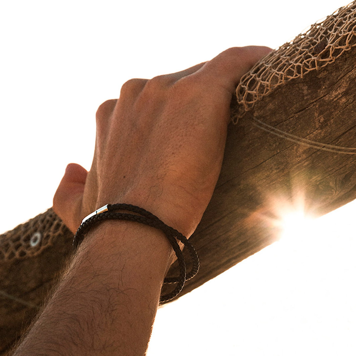 Close-up of a hand wearing AN JEWELS JEWELRY Mod. AA.P236BL.2M bracelet against sunlight