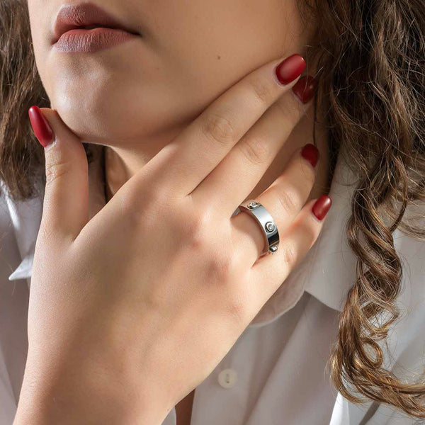 Close-up of a woman wearing AN JEWELS JEWELRY Mod. AL.RWH01SC-9 ring on her finger, displaying elegant and modern style.