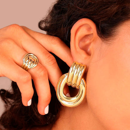 Woman wearing ETRUSCA JEWELS JEWELRY Mod. WSET00805.YG-14 bold gold earrings and ring