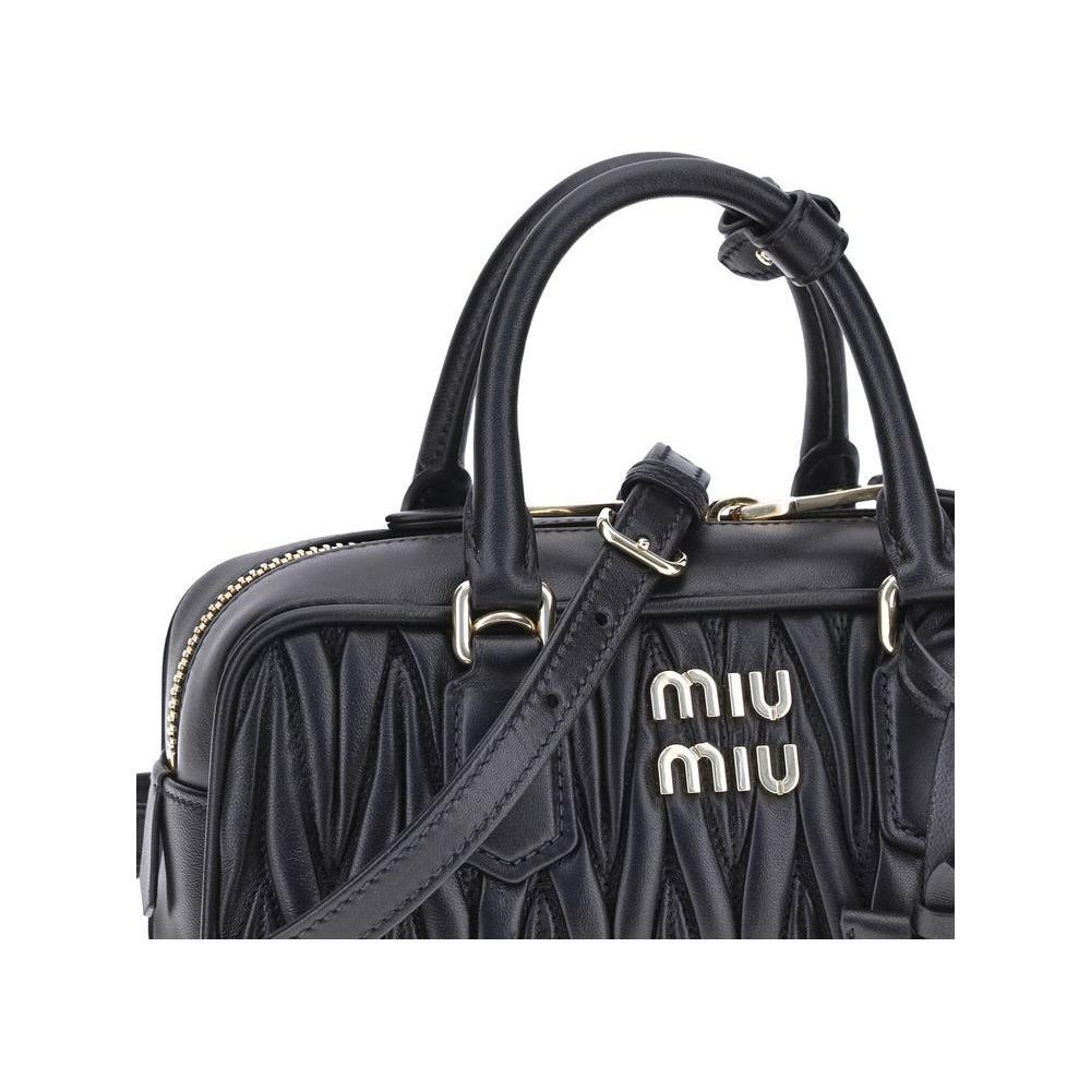 Front view with bag zipped and handles upright.
