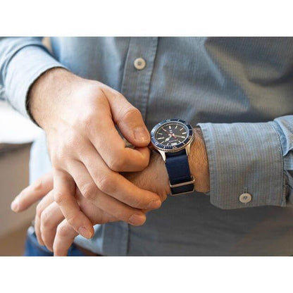 Gent's wrist wearing NAUTICA Mod. NAPABS904 quartz watch, blue strap, 43 mm case, water resistant 5 ATM.