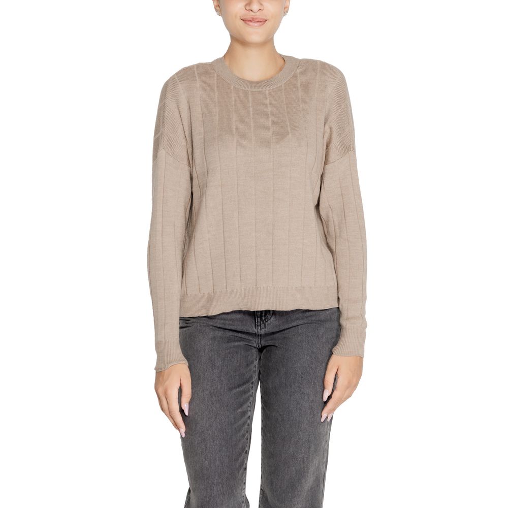 Only Beige Marabou Sweatshirt for women with vertical ribbed texture and crew neck design, offering comfort and style.
