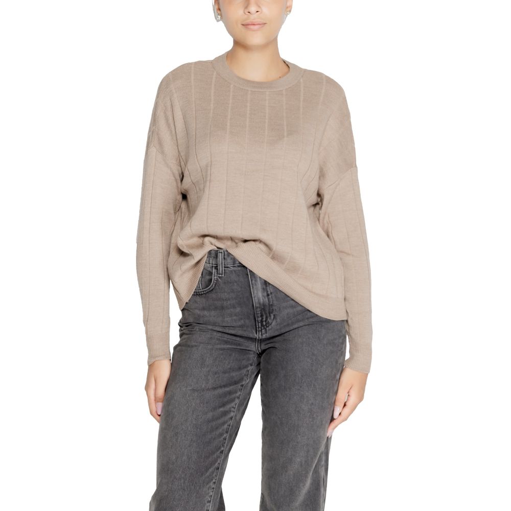 Only Beige Marabou Sweatshirt with crew neck and ribbed texture, perfect for style and warmth. Comfortable fit suitable for casual or refined looks.