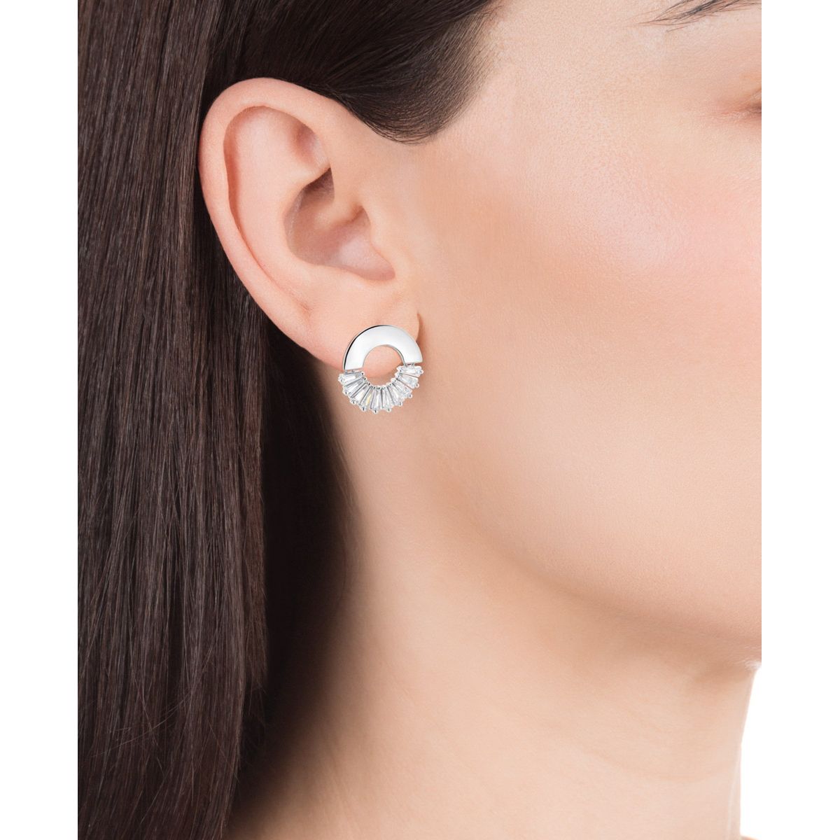 VICEROY JEWELS Mod. 15109E000-38 silver earrings for ladies in 925° silver, shown worn by a model.