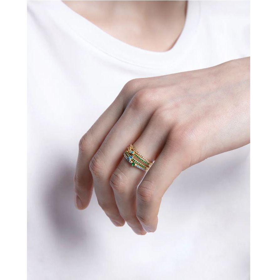 Lady wearing silver ring VICEROY JEWELS Mod. 15121A012-39 in official packaging. Stylish jewelry in sterling silver 925°.