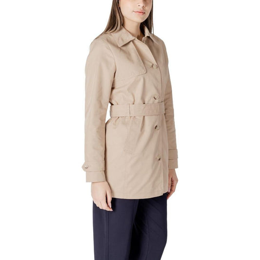 Woman wearing Street One beige cotton trench coat, mid-length, suitable for transitional seasons, versatile and stylish for all occasions.